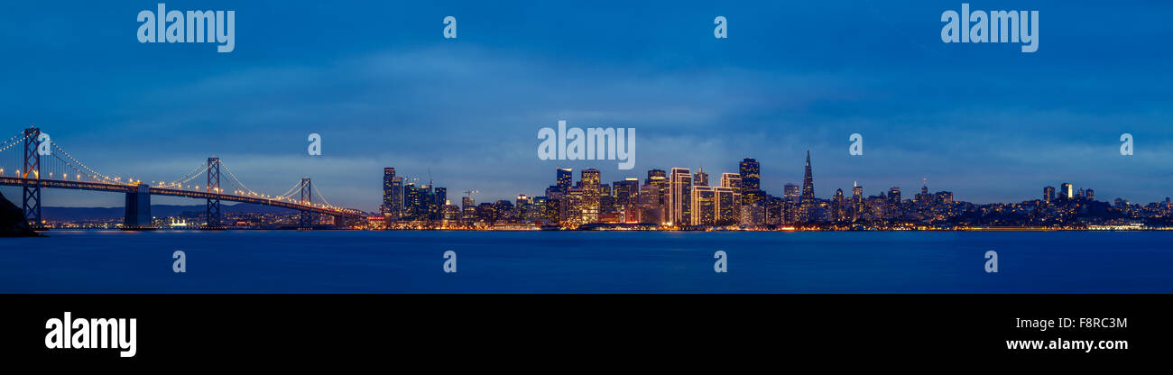 Skyline di san francisco al tramonto con una silhouette di grattacieli e nuvole drammatico Foto Stock