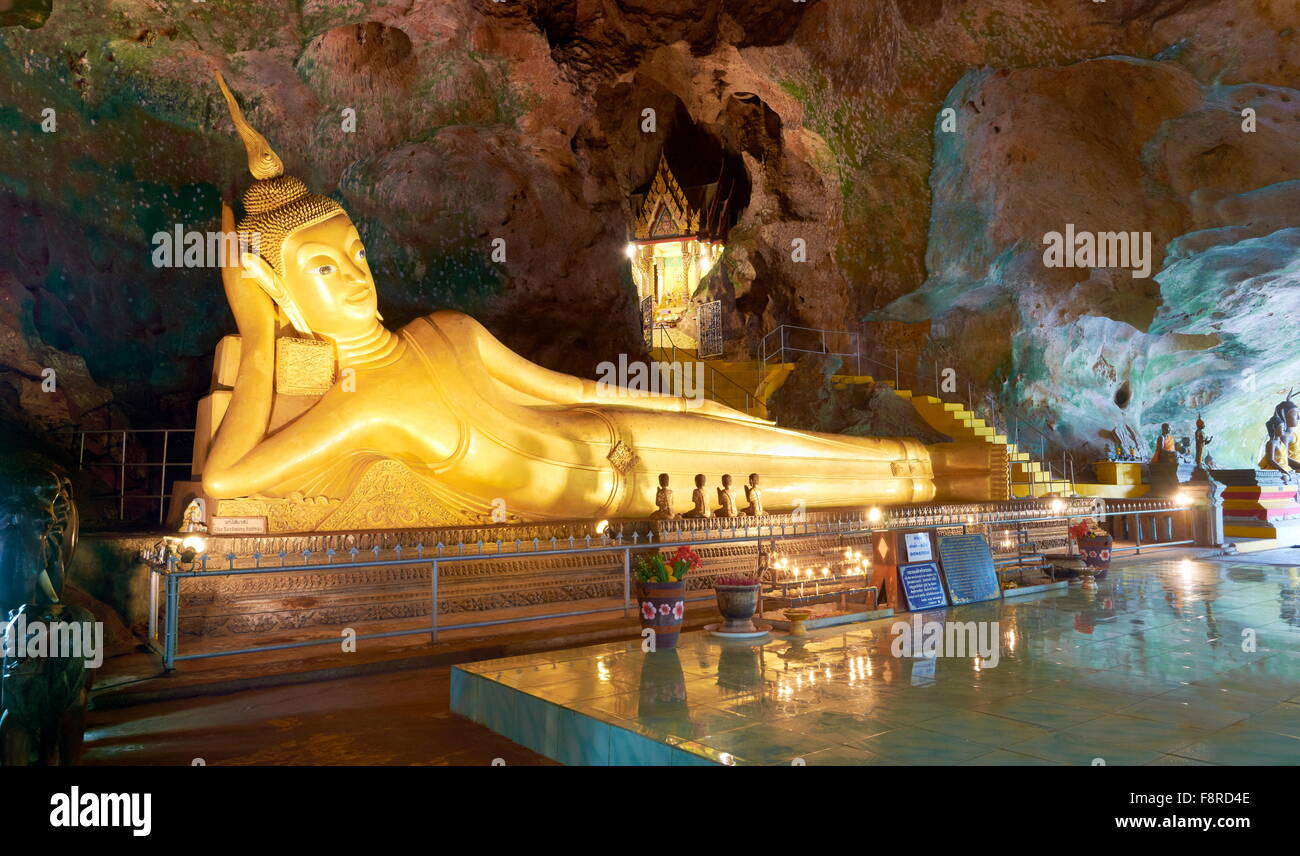 Thailandia - Phang Nga, Wat Suwan Kuha tempio nella grotta, inclinabile Golden statua del Buddha Foto Stock