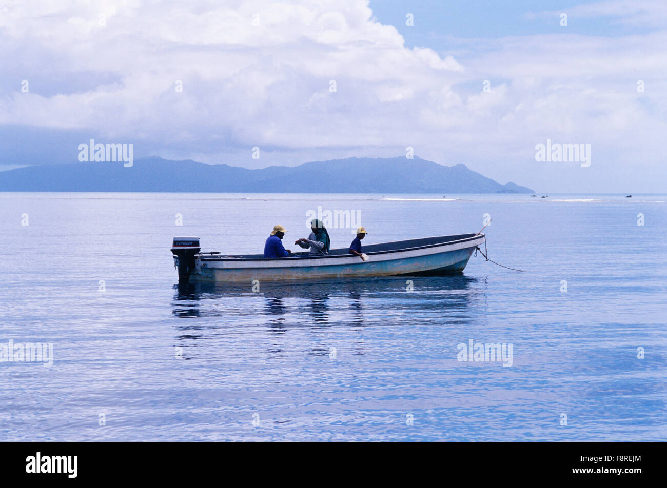Isole Fiji, Yanuca Island, scena off isola, barca e pesca di fondo. Foto Stock
