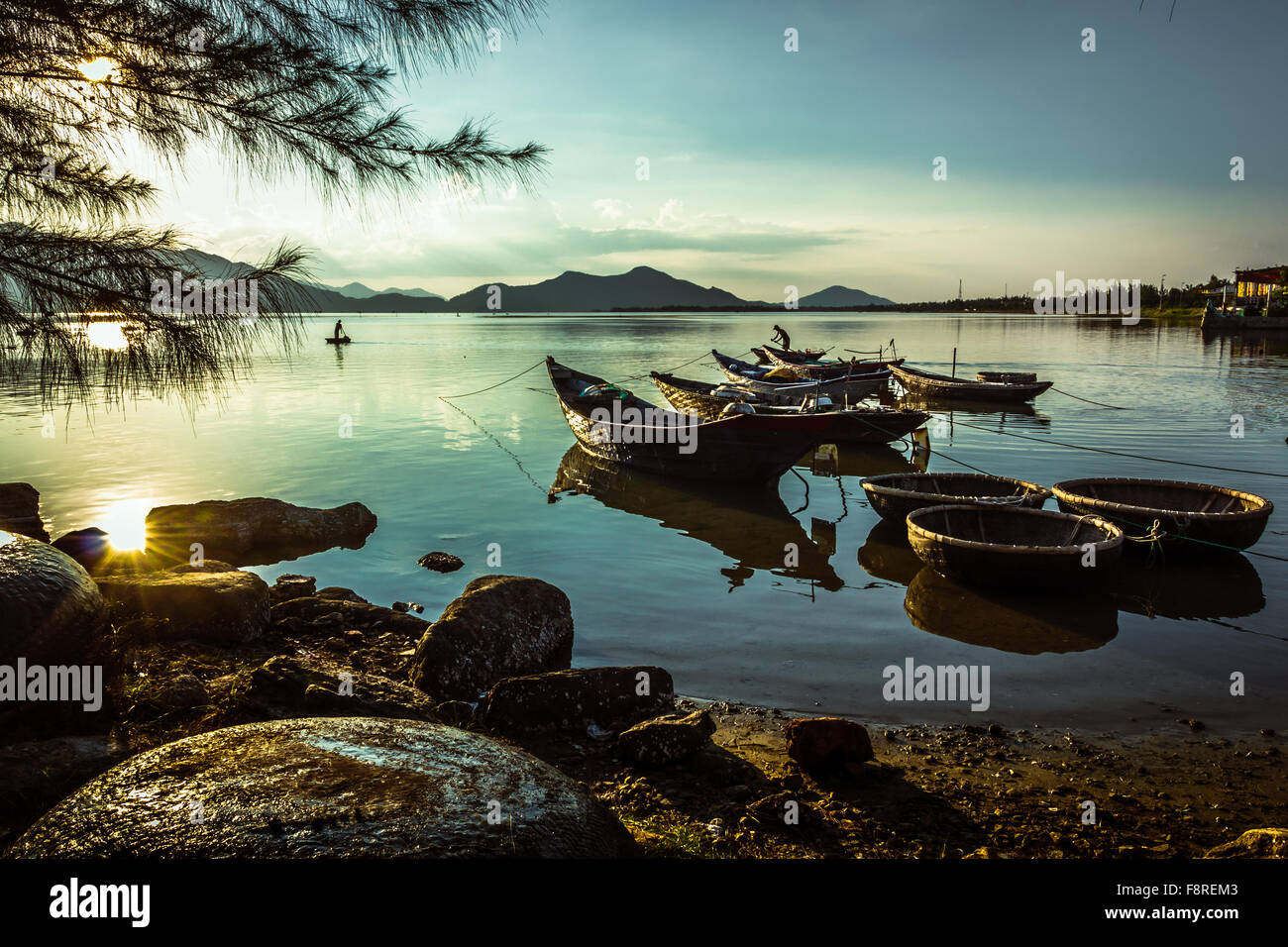 Barche da pesca ancorate nel fiume, Lang co, Thua Thien Hue, Vietnam Foto Stock