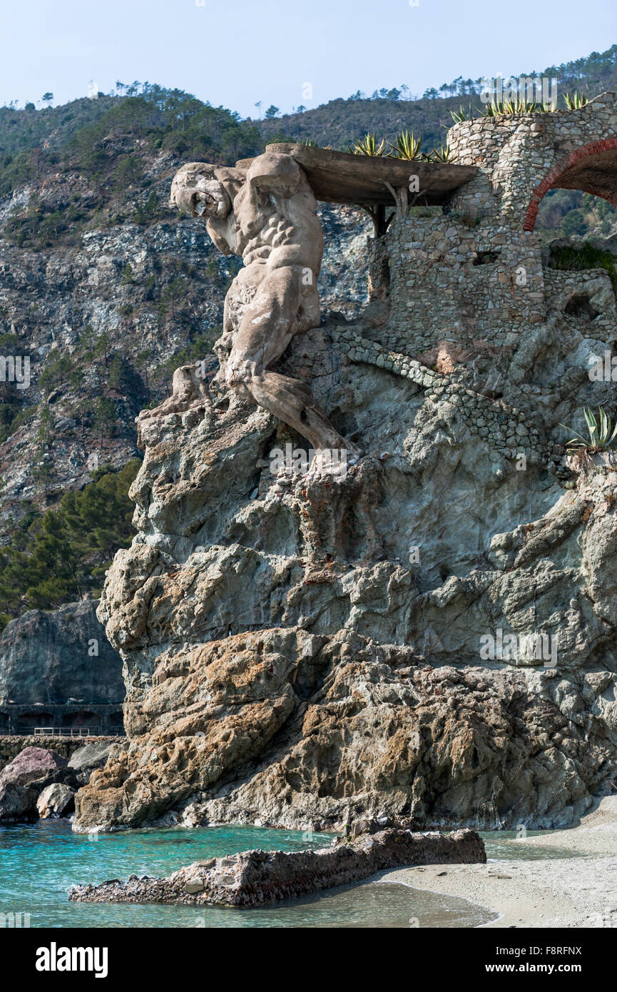 Il Gigante o il gigante: la statua di Nettuno a Monterosso al Mare nelle Cinque  Terre Liguria Italia. Unesco - Sito Patrimonio dell'umanità Foto stock -  Alamy
