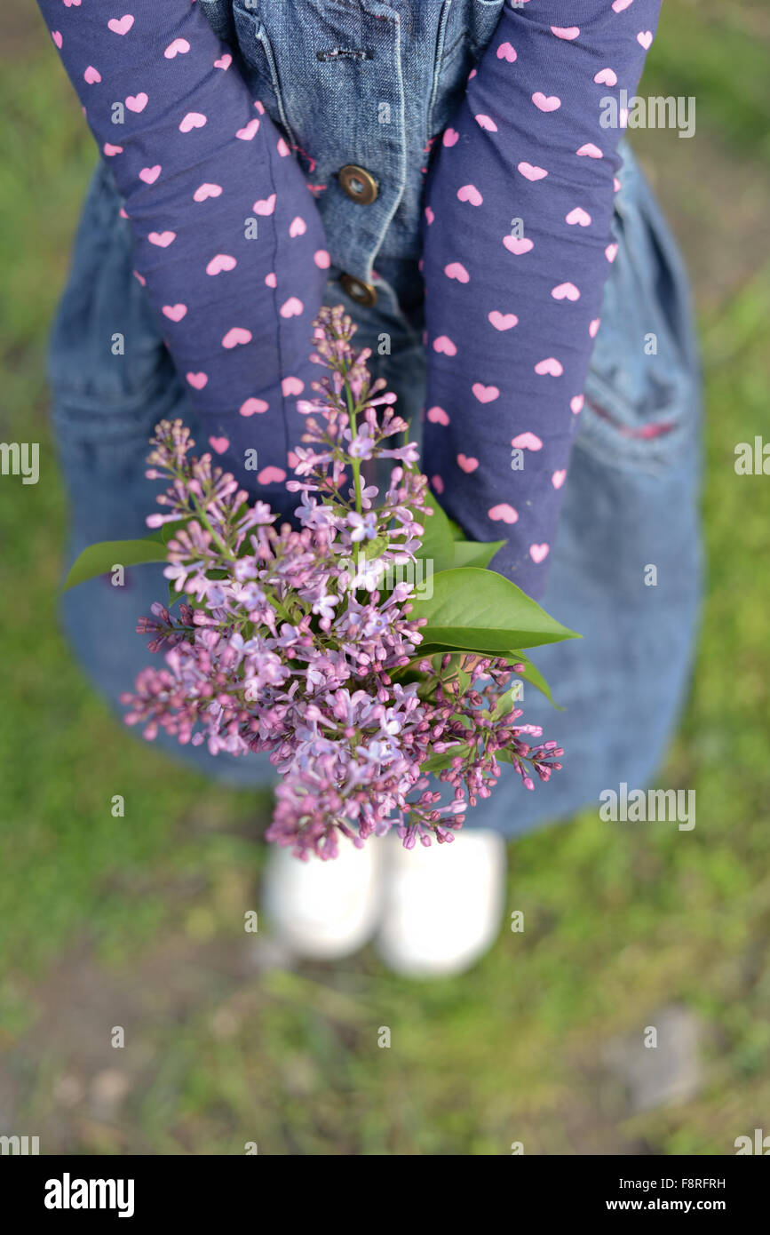 Ragazza con bouquet di fiori lilla Foto Stock