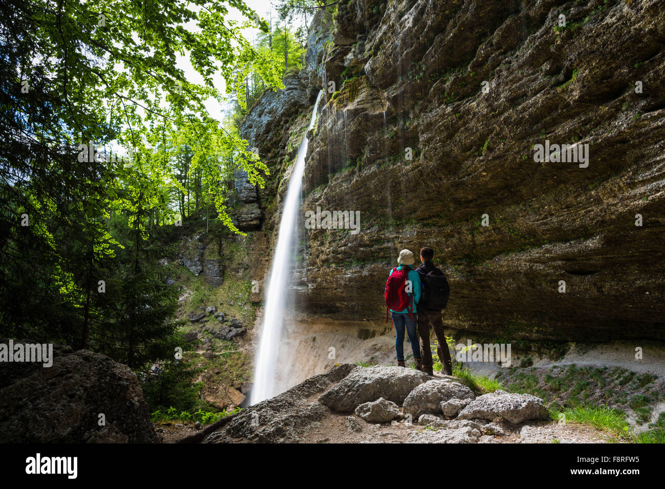 Due persone in piedi dalla cascata Pericnik, Slovenia Foto Stock