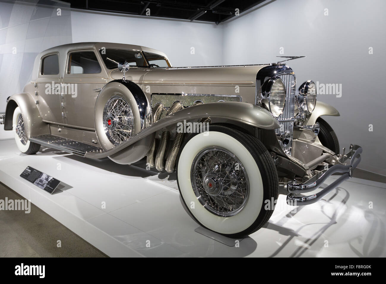 1933 Modello Duesenberg SJ Arlington siluro berlina da Rollston in metalli preziosi presentano al Petersen Automotive Museum Foto Stock