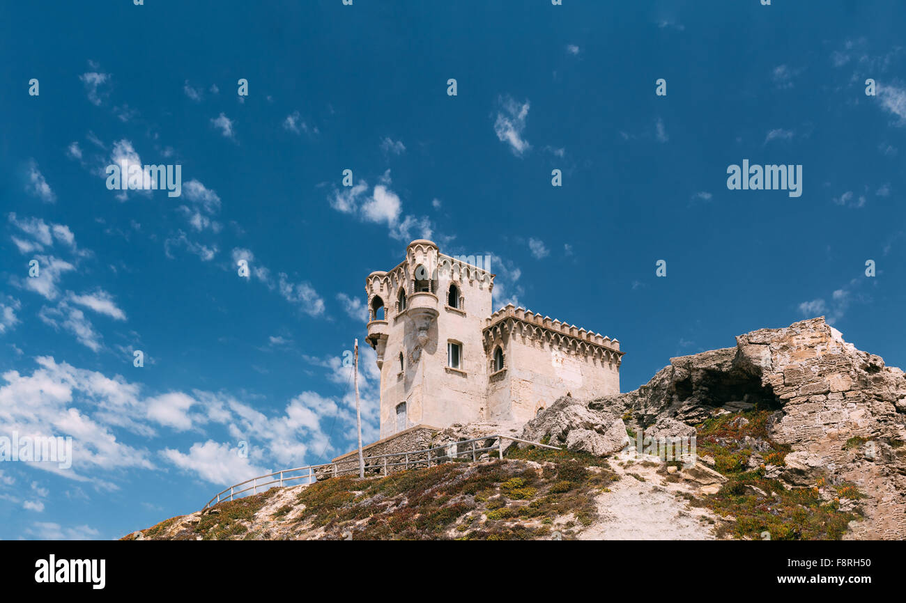 Antico castello medievale torre in Tarifa, Andalusia Spagna. Il castello di Guzman il buono. Foto Stock