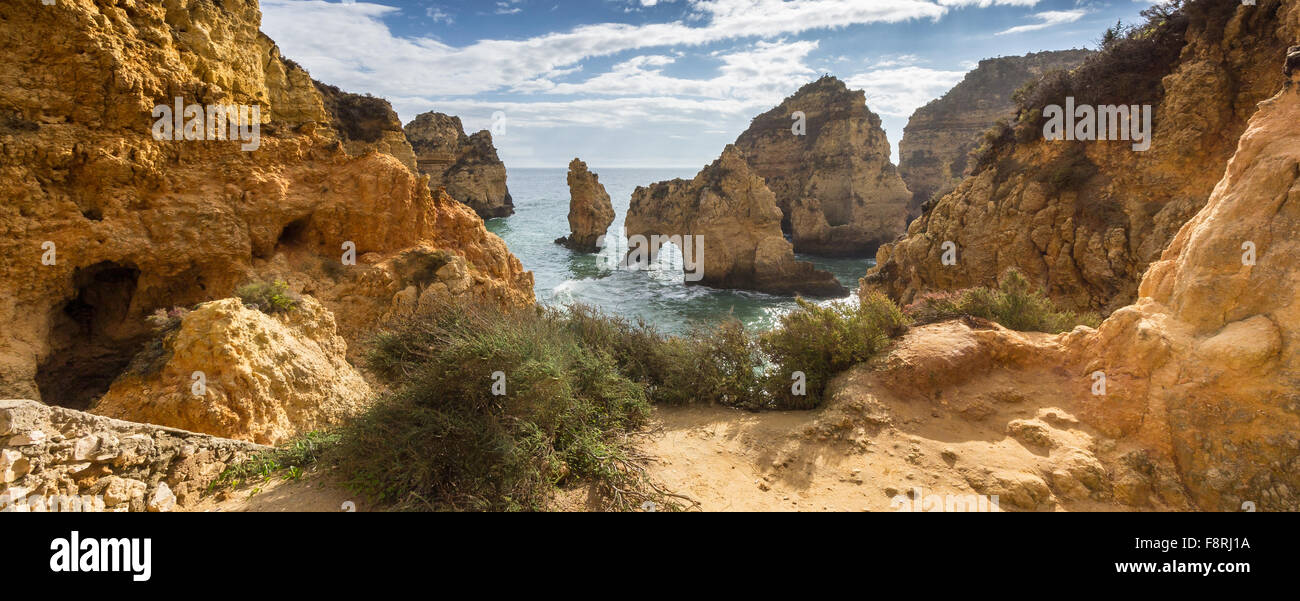 Scogliere e spiaggia, Carvoeiro, Faro, Portogallo Foto Stock