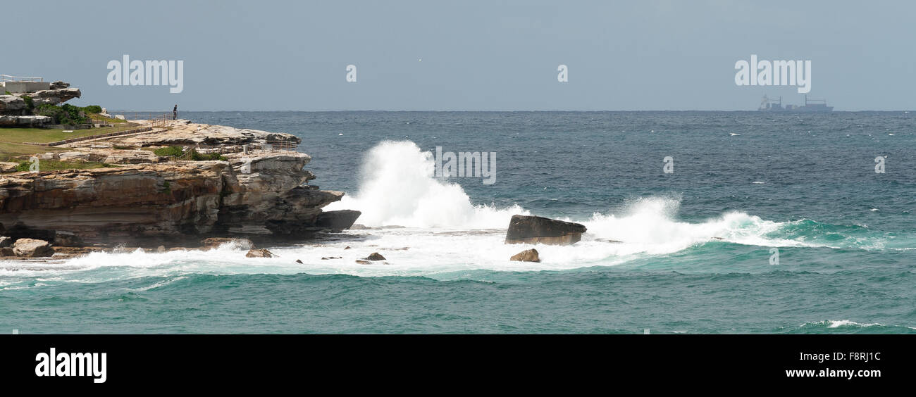 Onde che si infrangono contro le rocce, la spiaggia di Bondi, Nuovo Galles del Sud, Australia Foto Stock