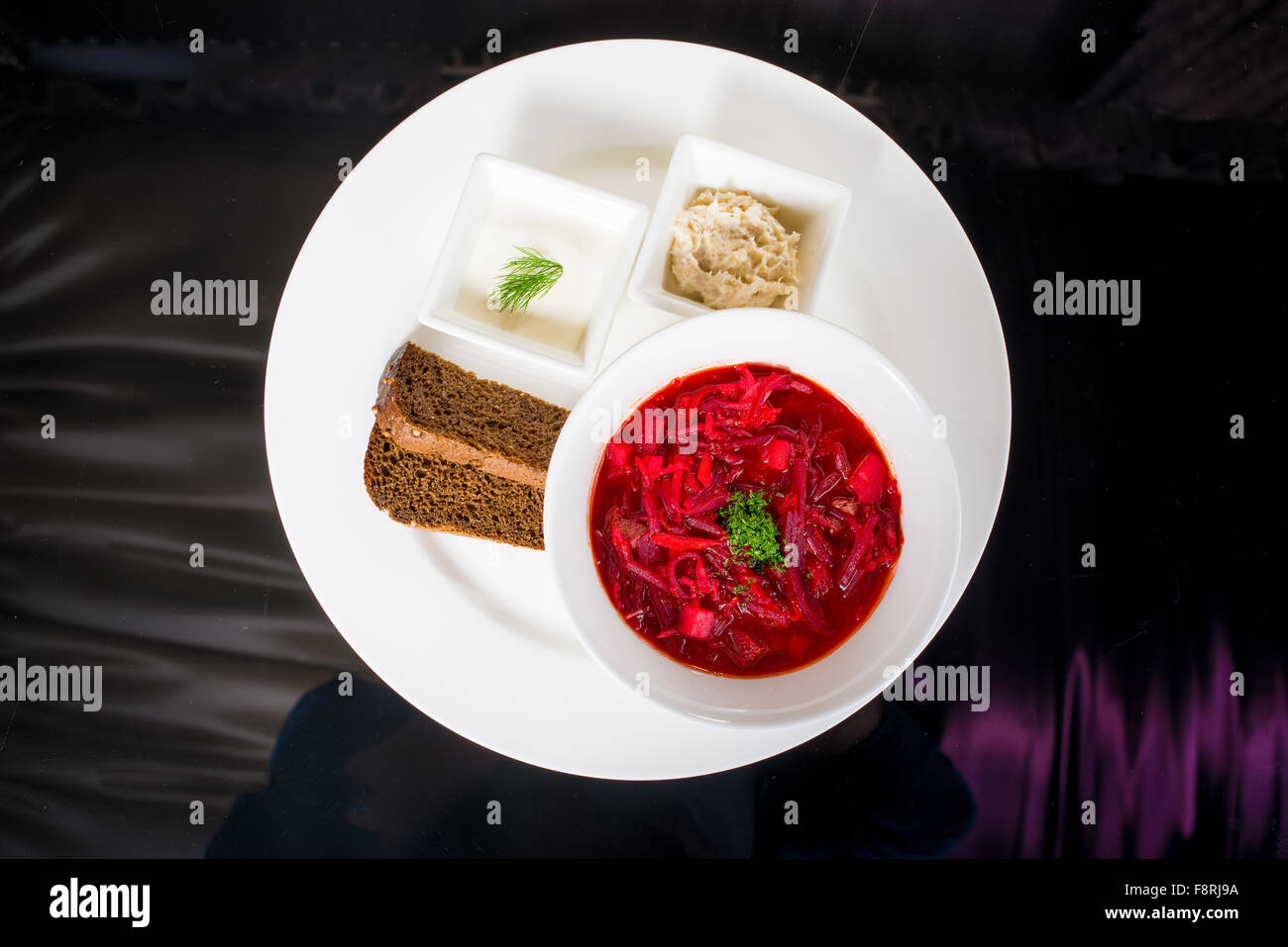 Borsch con creme fraiche, lardo e pane Foto Stock