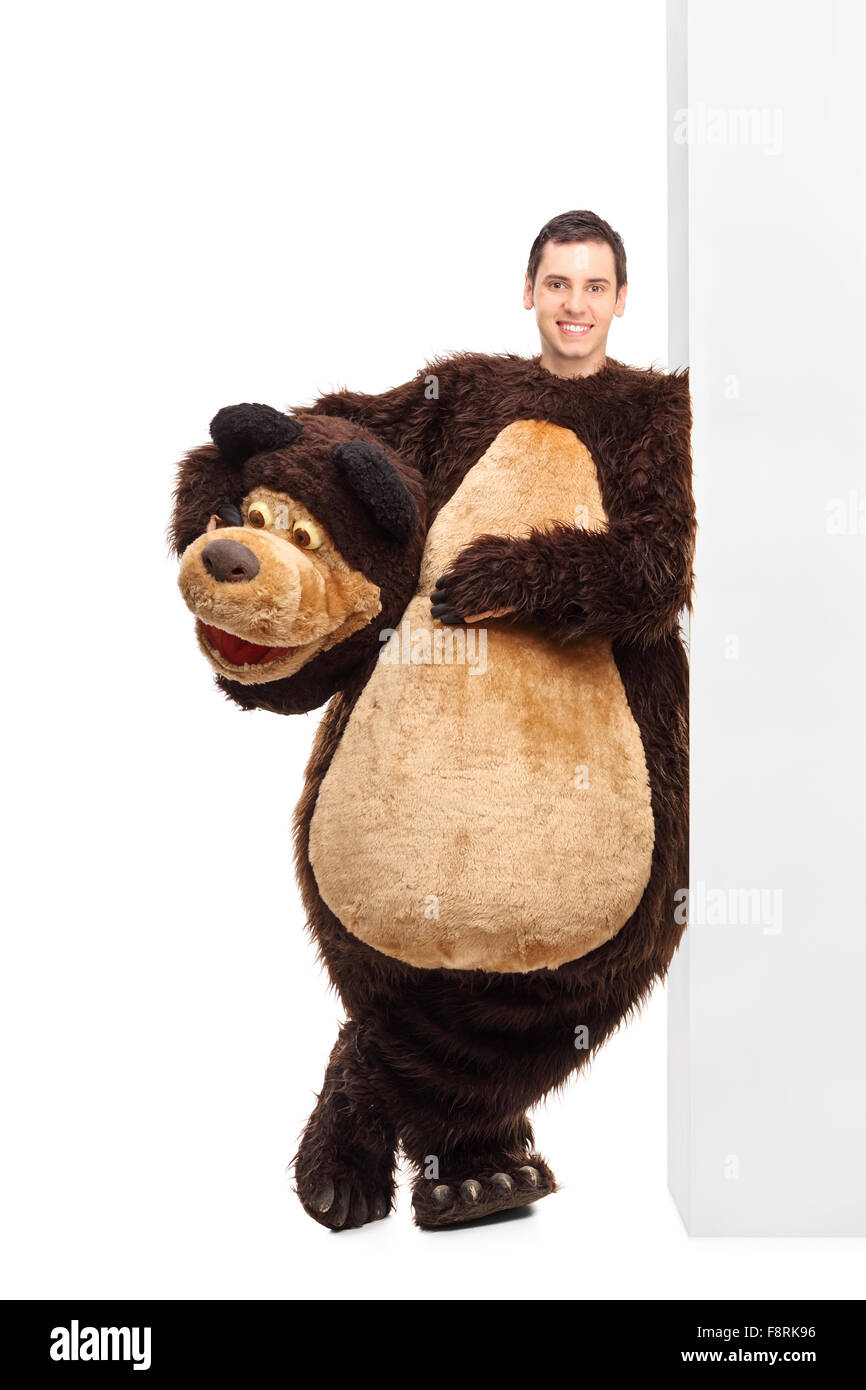 A piena lunghezza Ritratto di un giovane uomo in un costume da orso  appoggiata contro un muro e guardando la telecamera Foto stock - Alamy