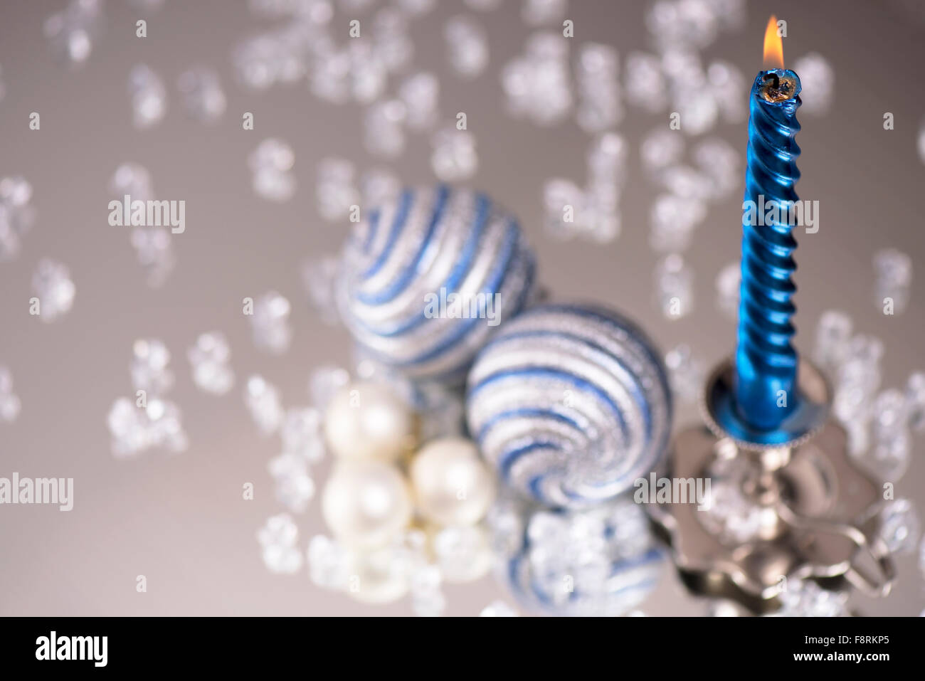 Close-up di candele blu a forma di stella i titolari sulla sabbia color  argento Foto stock - Alamy