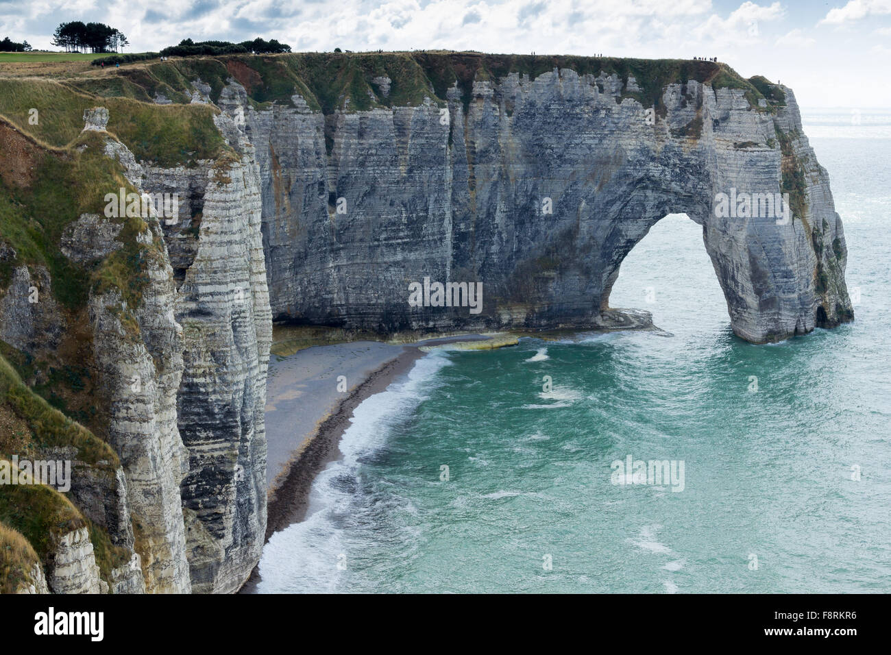 Arco e cliff lungo la costa, Etretat, Normandia, Francia Foto Stock