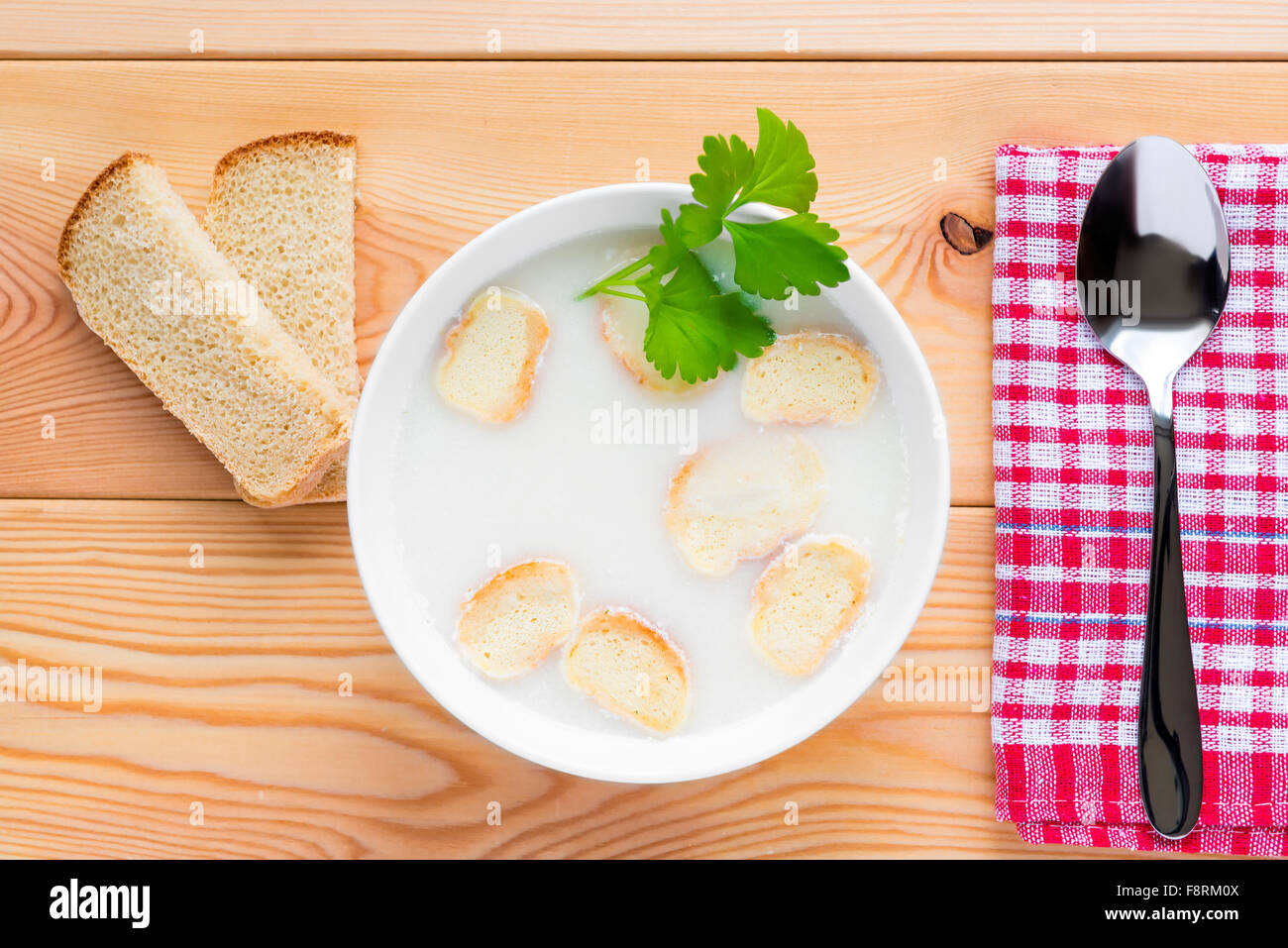 Zuppa cremosa con crostoni di pane in una ciotola su un tavolo Foto Stock