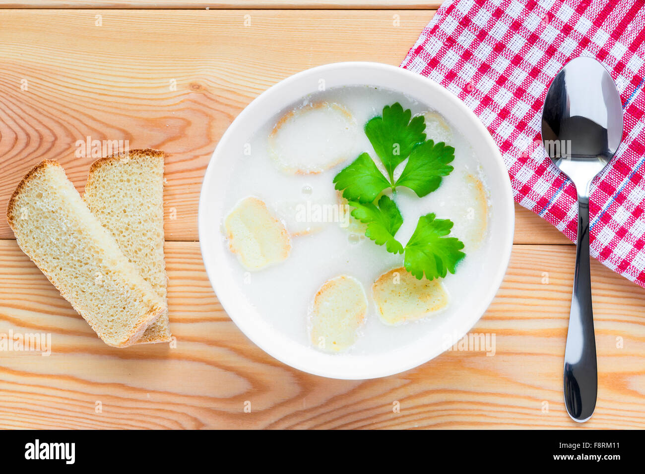Piatto di zuppa cremosa serviti al tavolo Foto Stock