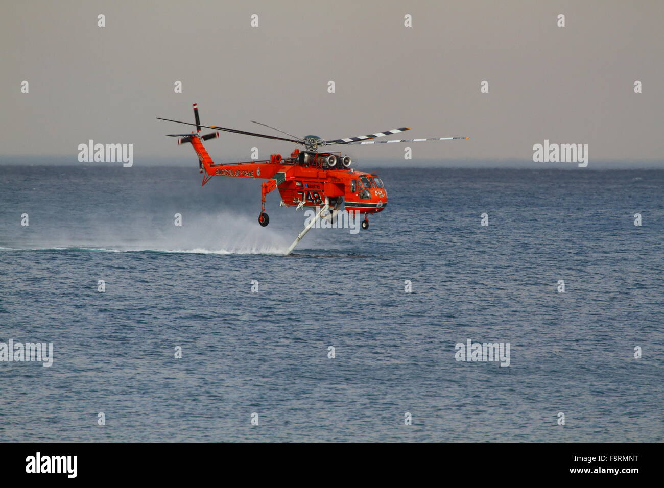Illawarra scarpata, NSW, Australia. Undicesimo Dec, 2015. Acqua-bombardamento in elicottero il suo riempimento di serbatoi di acqua dall'oceano off Coledale, NSW, Australia. Credito: Andrew McInnes/Alamy Live News Foto Stock