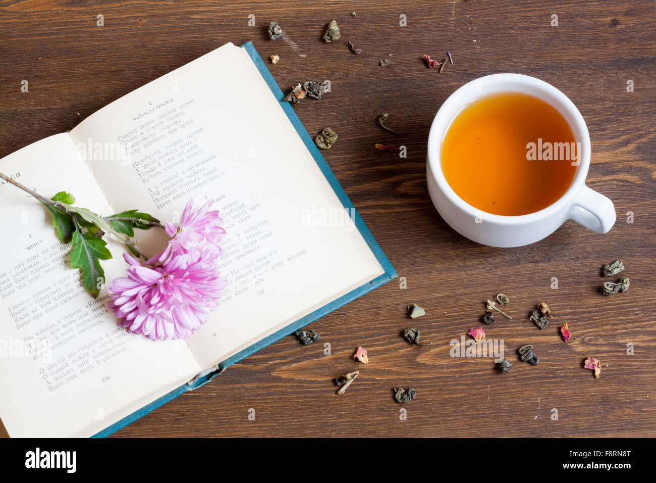 Tazza di tè caldo con libri e fiori Foto Stock