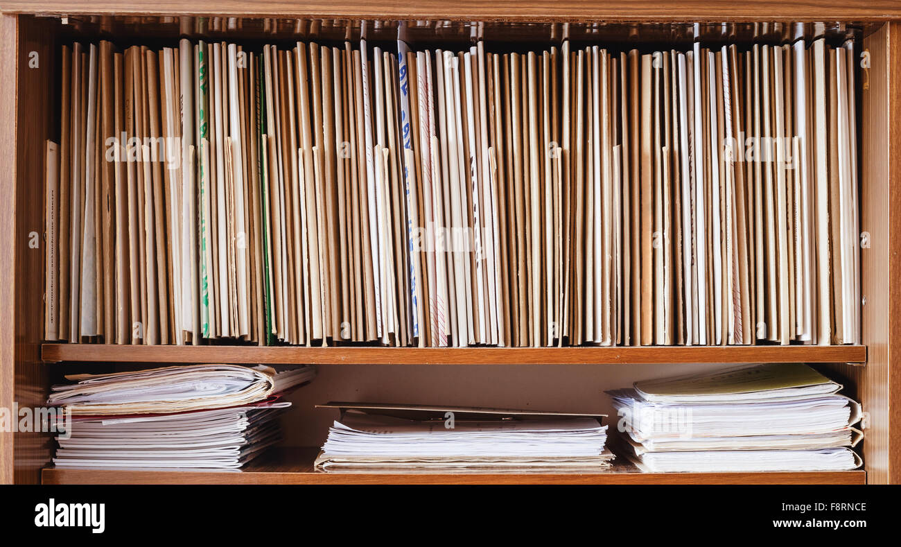 Vintage mantenendo i record retrò su scaffalature in legno, vecchi background aziendale Foto Stock