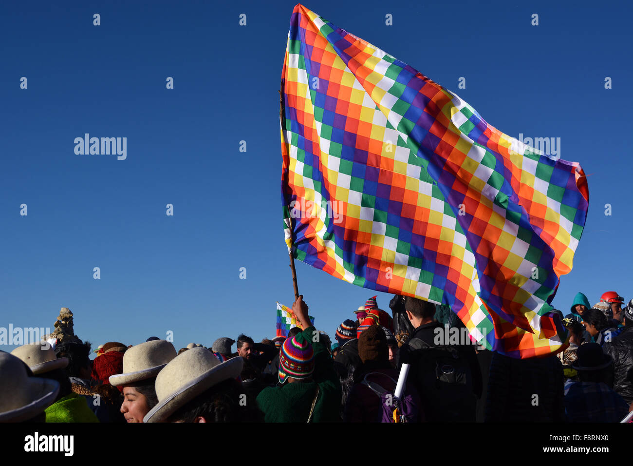 Indios con la bandiera wiphala, sun island, Isla del Sol, il lago Titicaca, Bolivia Foto Stock