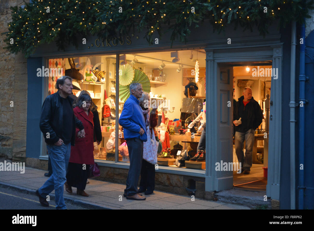 Le coppie di shopping natalizio in strada a buon mercato, Sherborne, Dorset. Foto Stock