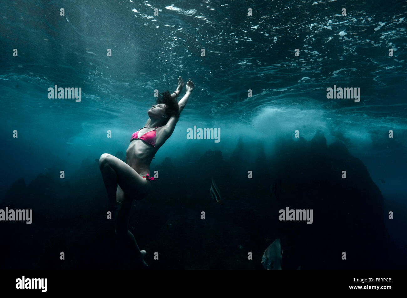 Modello in immersione subacquea libera danza e posa. Isola di la Digue, Seychelles Foto Stock