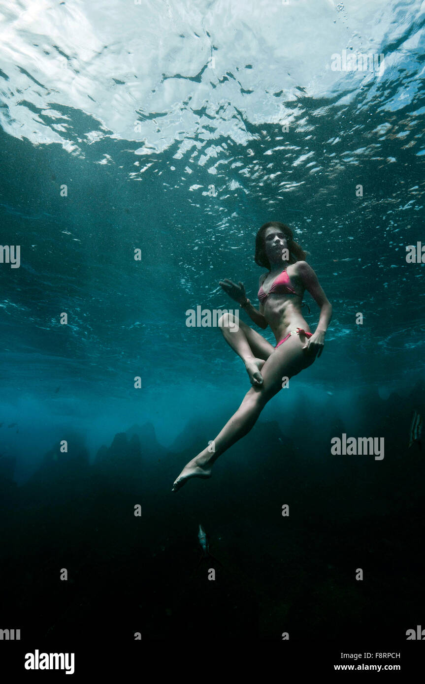 Modello in immersione subacquea libera danza e posa. Isola di la Digue, Seychelles Foto Stock