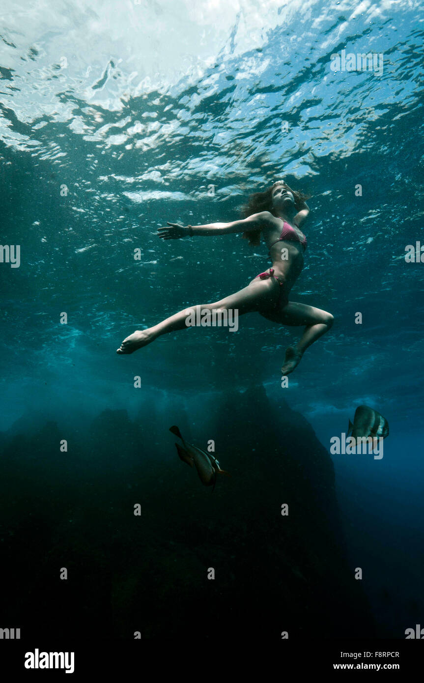 Modello in immersione subacquea libera danza e posa. Isola di la Digue, Seychelles Foto Stock