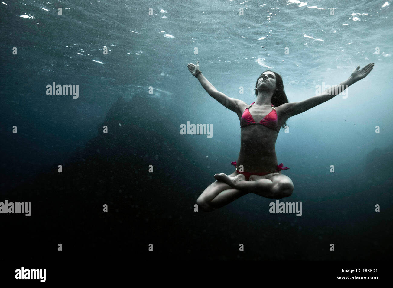 Modello in immersione subacquea libera danza e posa. Isola di la Digue, Seychelles Foto Stock