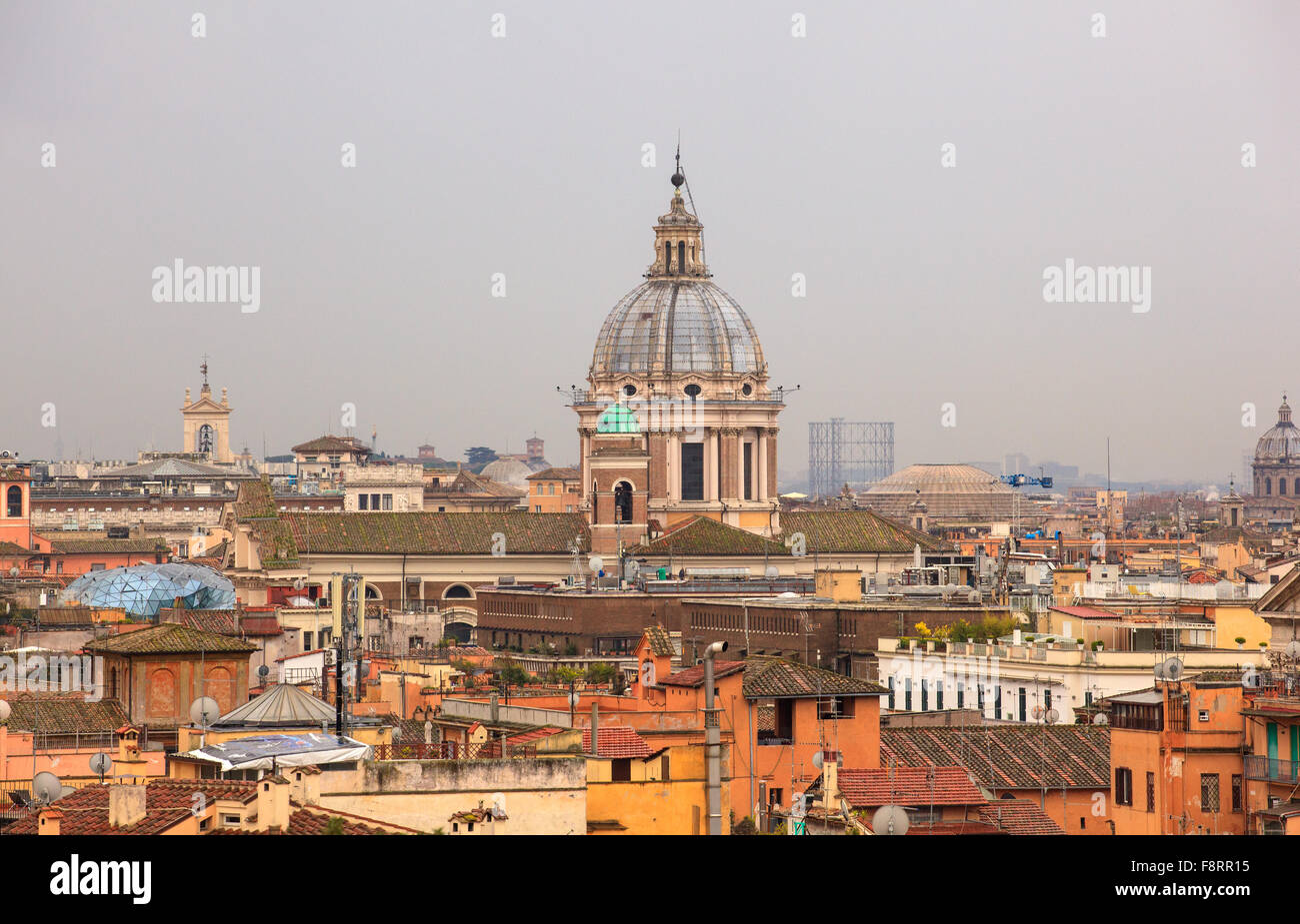 Vista di San Marcello al Corso chiesa e tetti di Roma dal Pincio Foto Stock