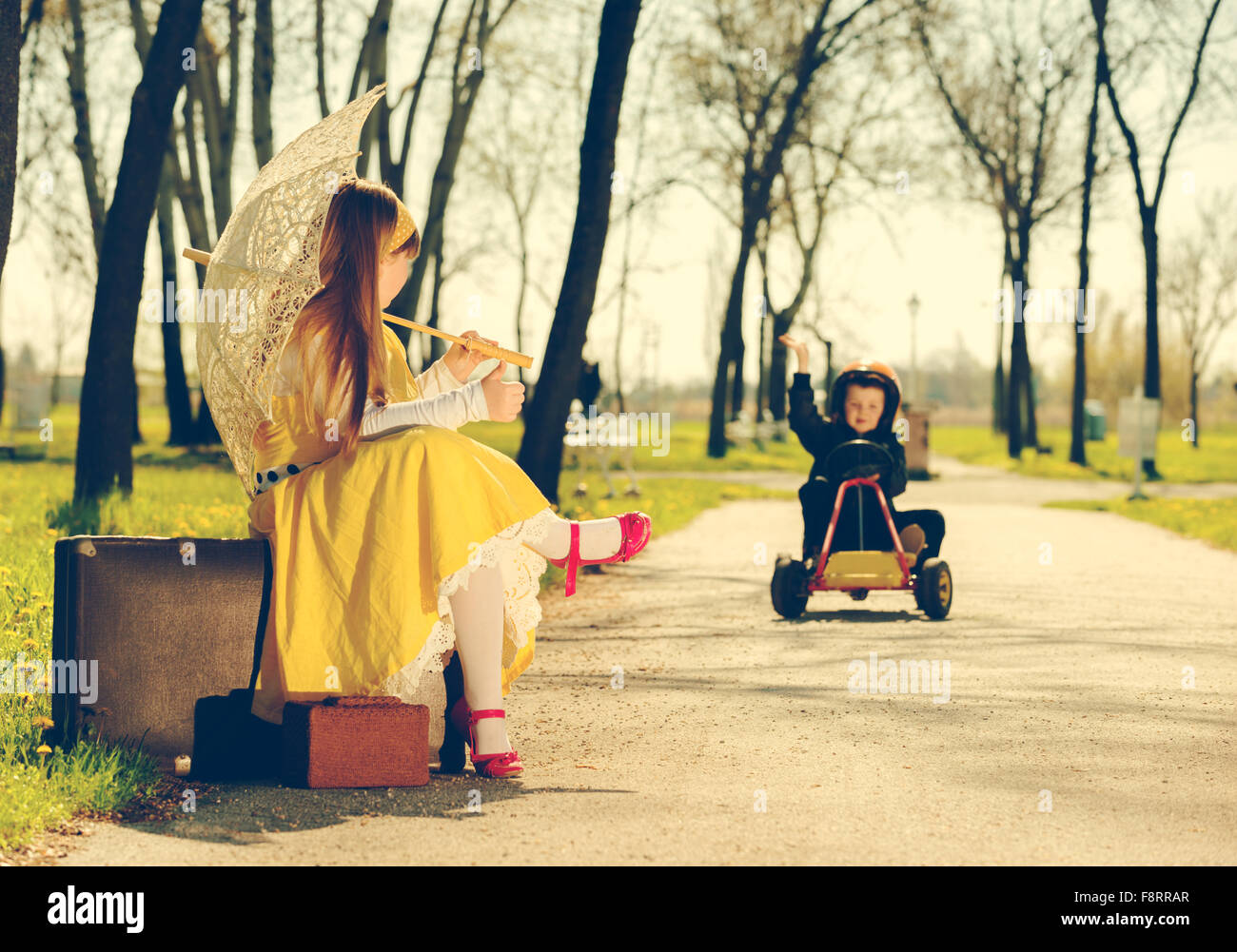 Ragazza retrò hitchhiker.vintage-look Foto Stock