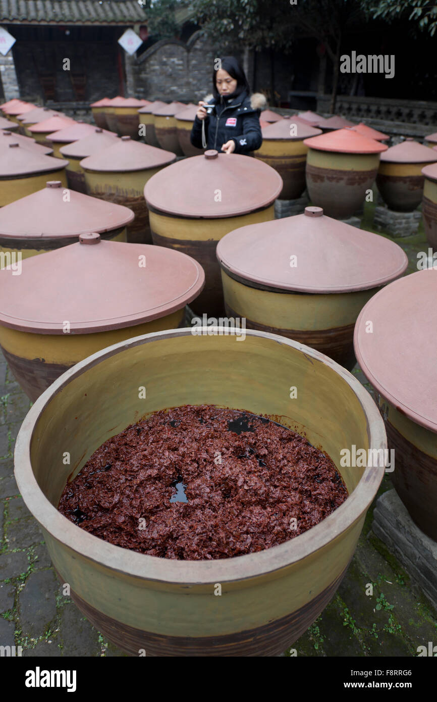 Pixian peperoncino pasta di fagioli la maturazione in recipienti di terracotta in un cantiere di Chengdu Sichuan in Cina. Foto Stock