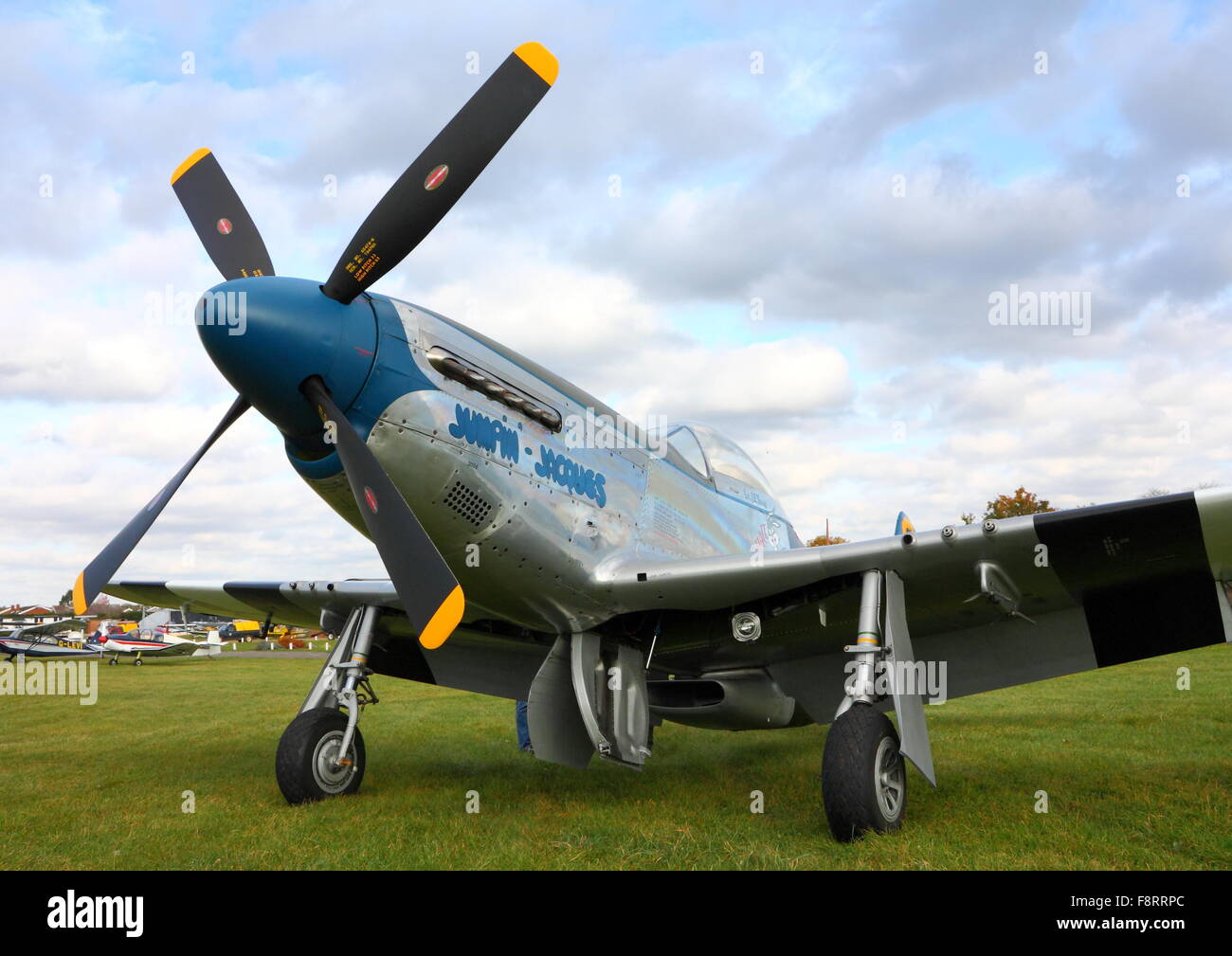 North American Mustang P-51D Jumpin Jaques visitando White Waltham Foto Stock