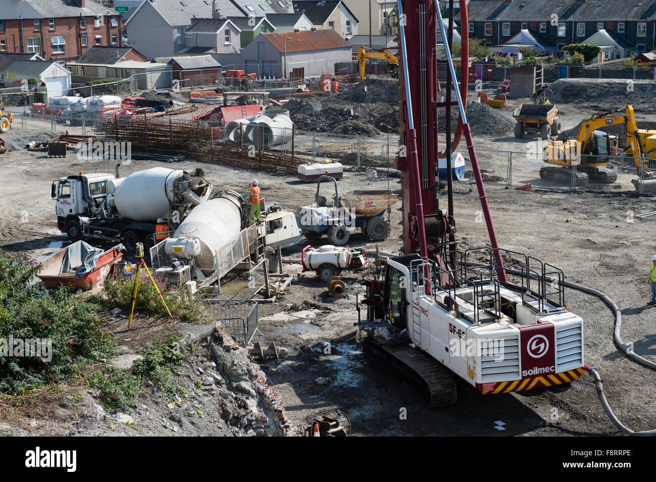 La rigenerazione urbana: Lavoro prgressing a gettare le basi per un nuovo ramo di marchi e Spencers e un supermercato Tesco , sulla ex brownfield consiglio sito cantiere, Mill Street, Aberystwyth Wales UK, Settembre 2015 Foto Stock