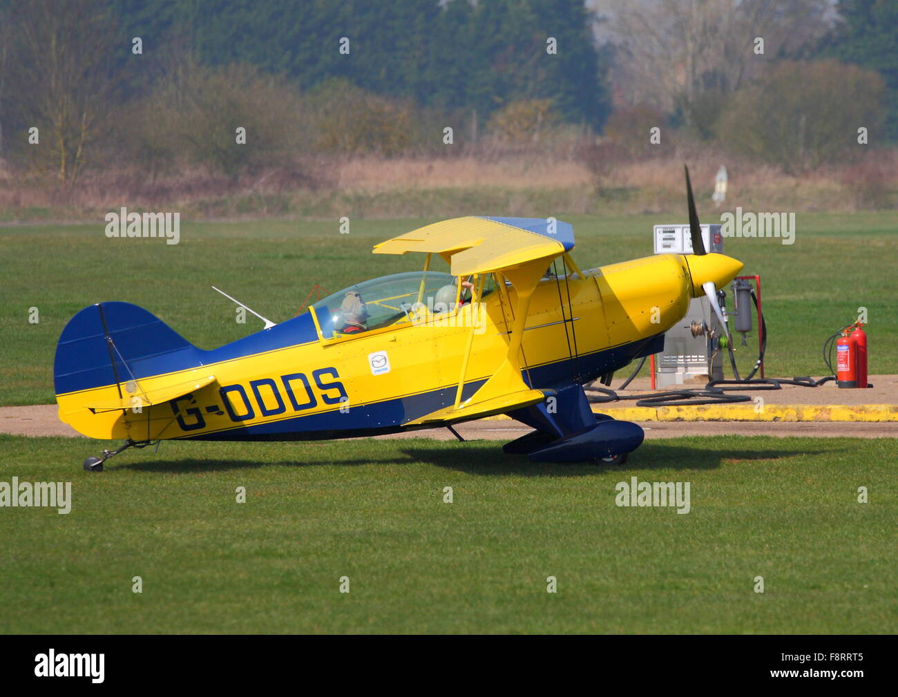 Pitts Special G-ODDS parcheggiato a White Waltham Airfield davanti ad una stazione di rifornimento Foto Stock