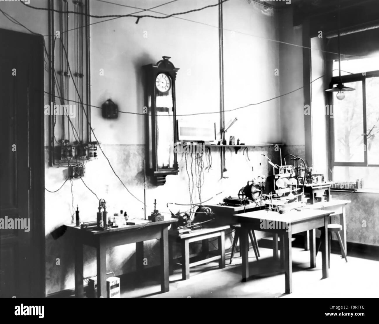WILHELM RONTGEN (1845-1923) fisico tedesco che ha scoperto la lunghezza d'onda per raggi X in questo laboratorio di Wurzburg University circa 1895 Foto Stock