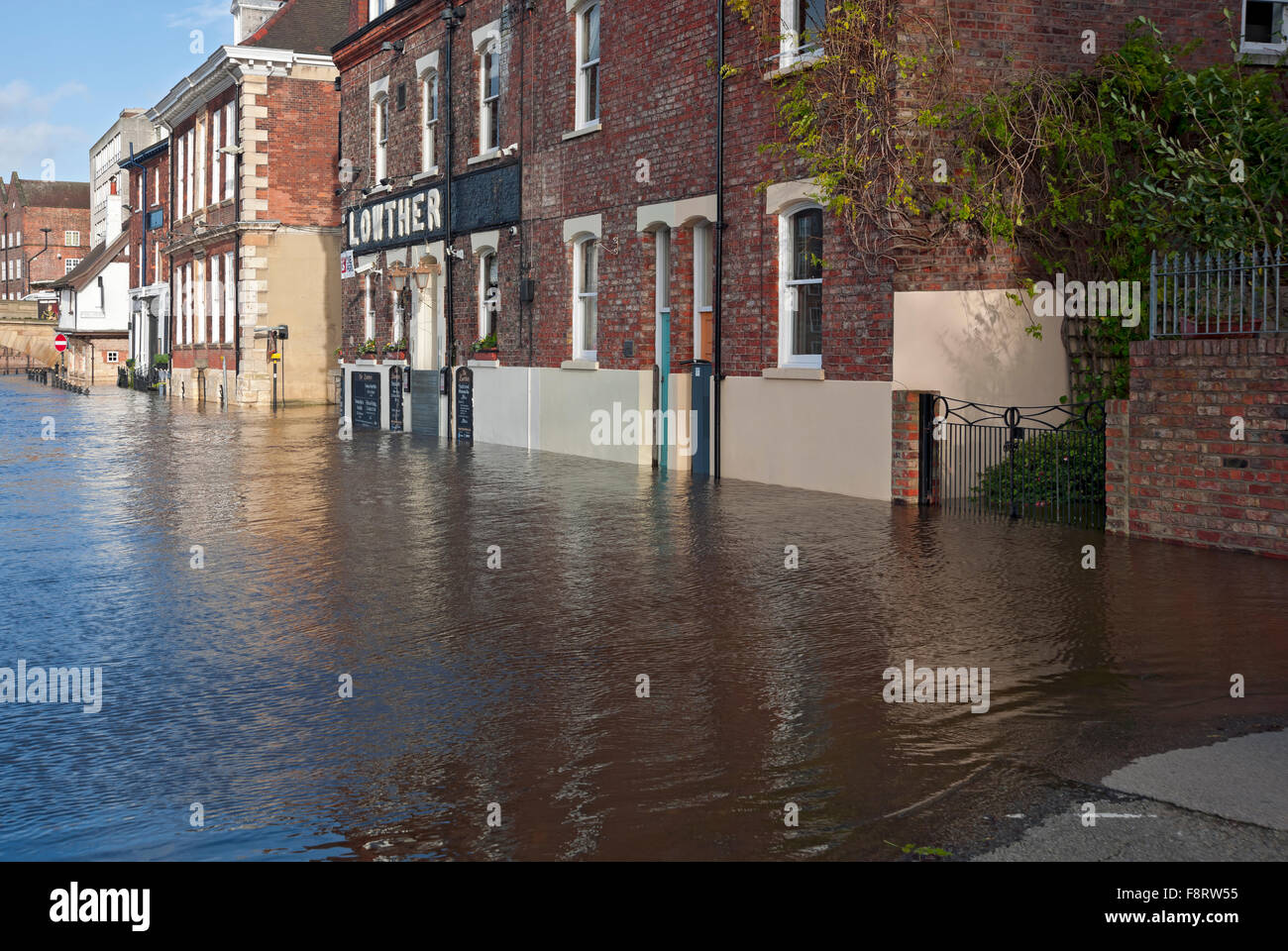 Riverside proprietà e case allagate dal fiume Ouse in inverno York City Town Center North Yorkshire Inghilterra Regno Unito GB Gran Bretagna Foto Stock