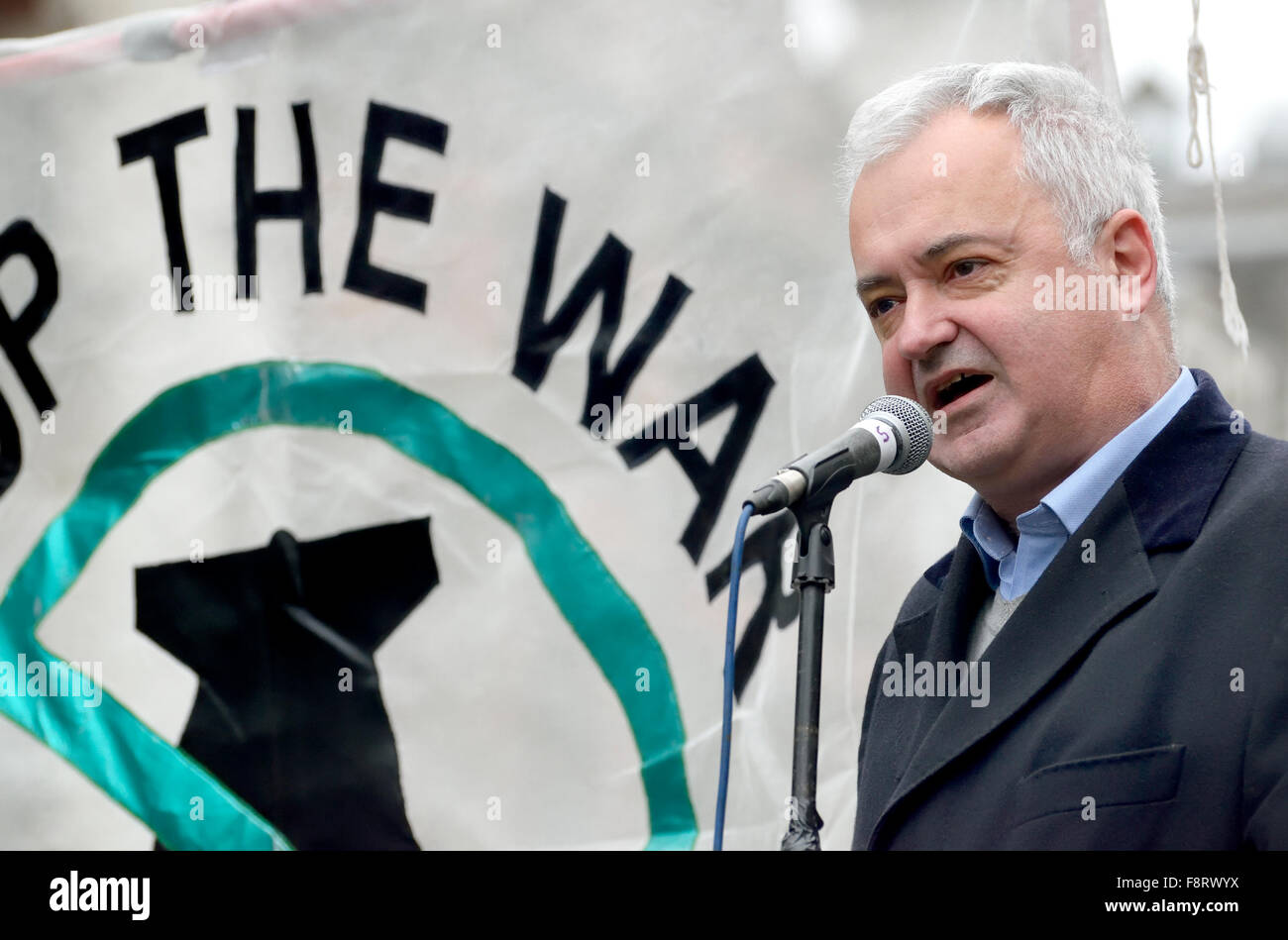 Andrew Murray (cattedra di fermare la guerra Coalition) parlando a non bombardare la Siria protesta al di fuori di Downing Street, Dec 2015 Foto Stock