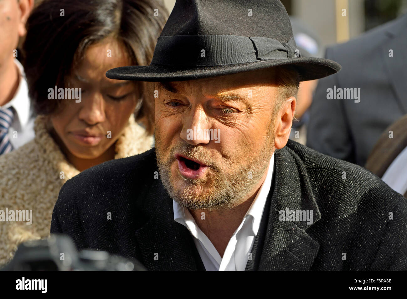 George Galloway, candidato indipendente per il sindaco di Londra 2016, e sua moglie Putri Gayatri Pertiwi protestando, Whitehall Dec 2015 Foto Stock