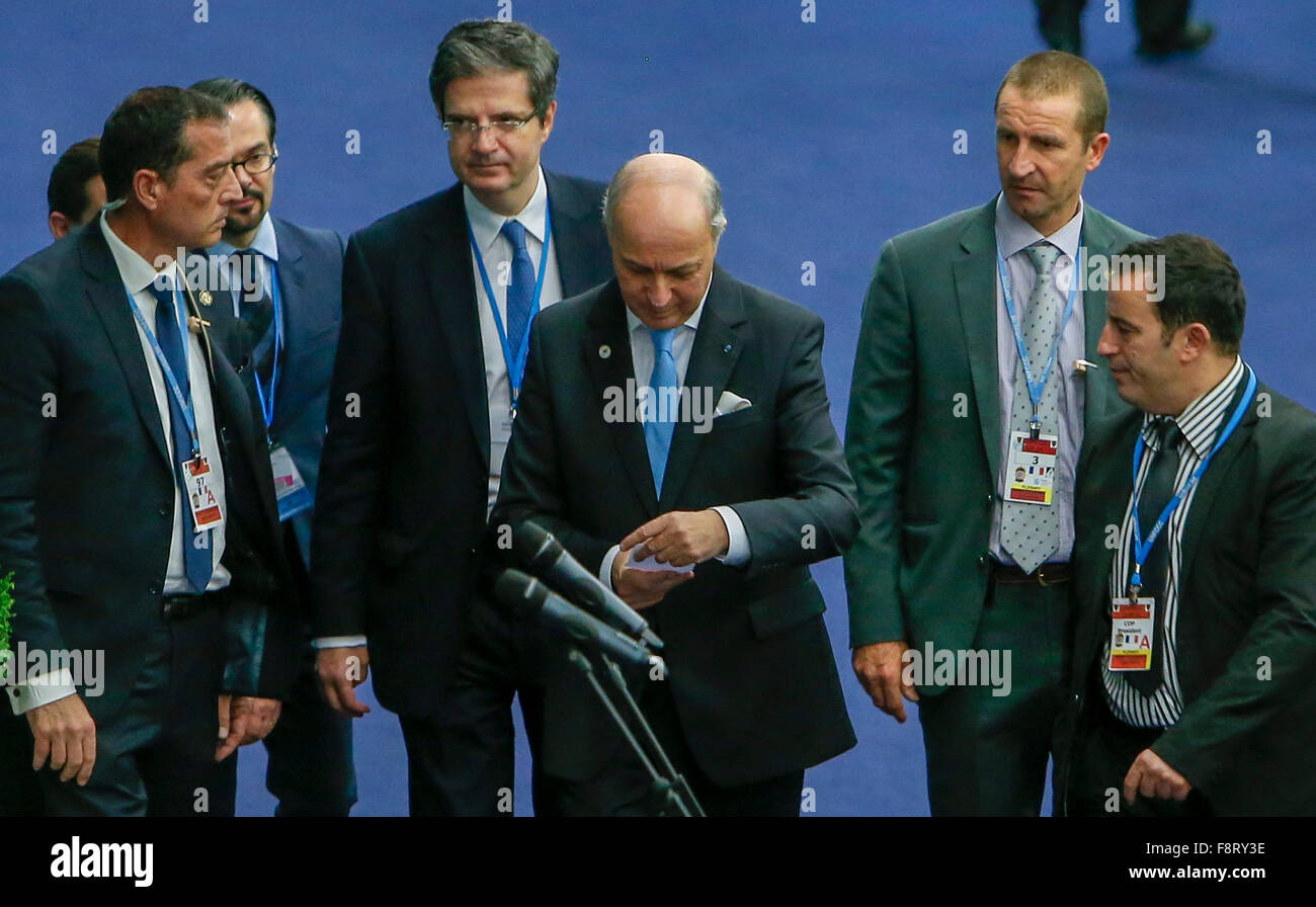 Parigi, Francia. 11 dicembre, 2015. Il ministro degli Affari Esteri francese e presidente di Parigi Conferenza sul clima di Laurent Fabius (C) si prepara a lasciare dopo aver fatto una dichiarazione di Parigi durante la Conferenza sui cambiamenti climatici che si terrà a Le Bourget sulla periferia nord di Parigi, Francia, Dic 11, 2015. Credito: Xinhua/Alamy Live News Foto Stock