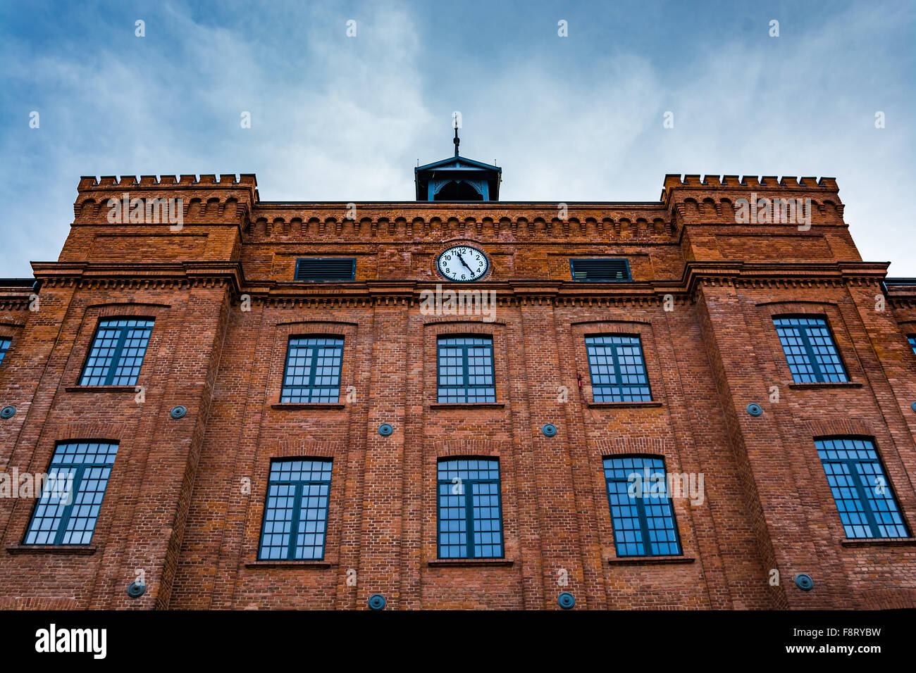 Splendidamente ristrutturato facciata di una vecchia fabbrica tessile Foto Stock