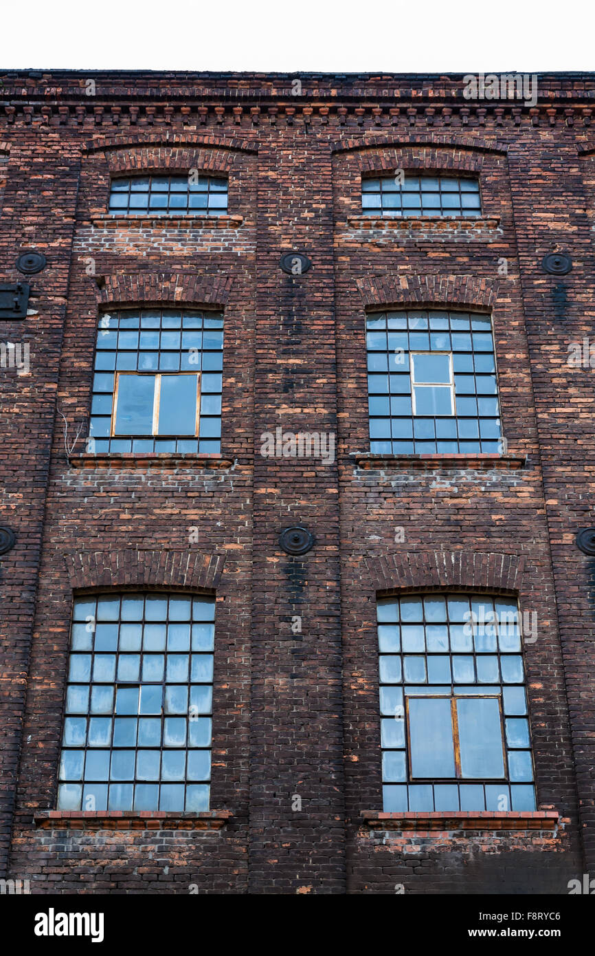 Facciata di una vecchia fabbrica tessile, a Lodz, Polonia Foto Stock