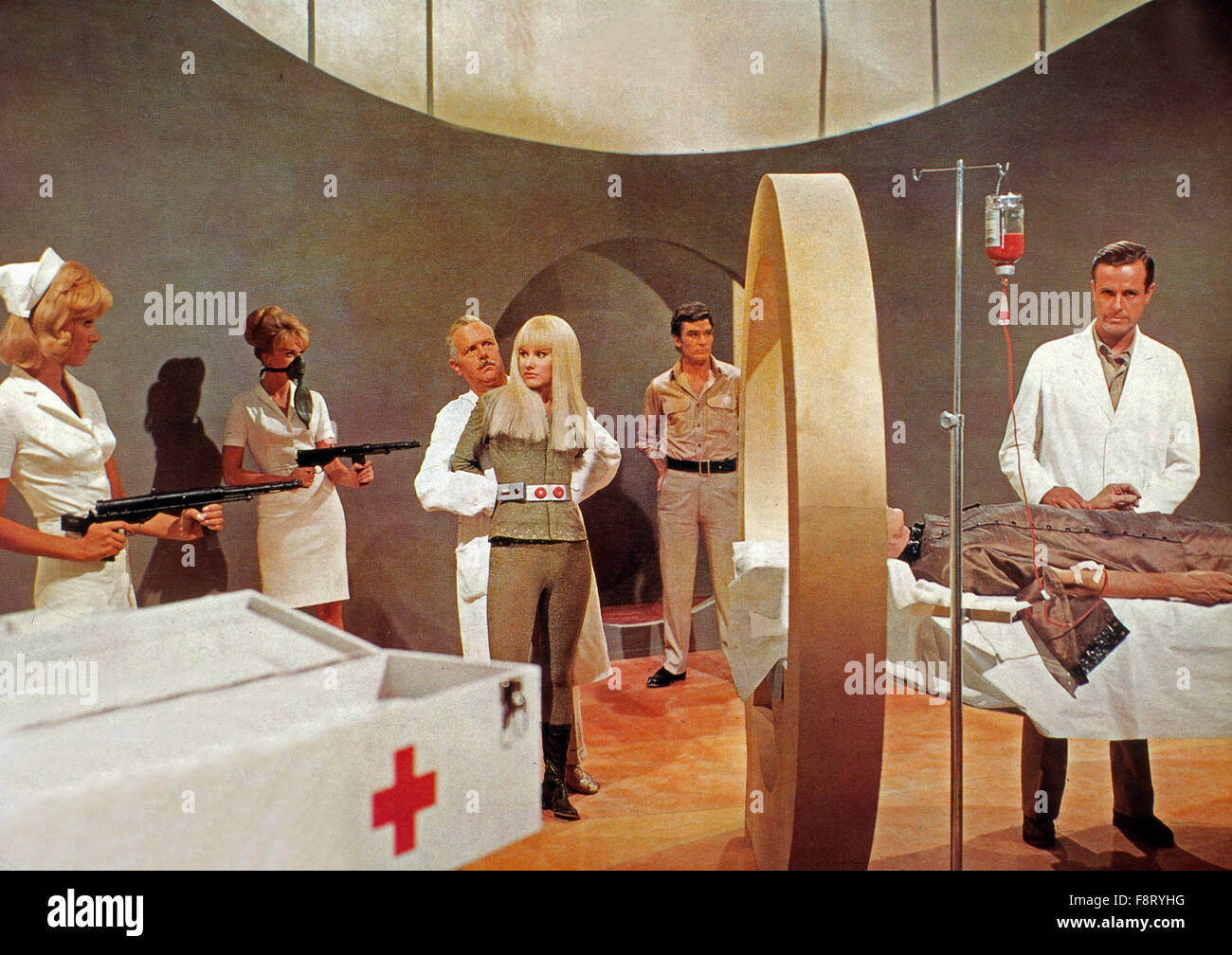 ...4 ...3 ...2 ...1 ...morte, aka: Perry Rhodan - SOS aus dem Weltall, Deutschland/Spanien/Italien/Monaco 1967, Regie: Primo Zeglio, Darsteller: Pinkas Braun (rechts) Foto Stock