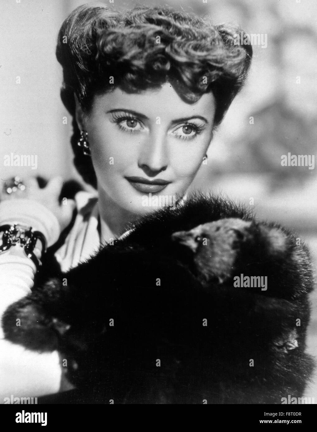 Die amerikanische Schauspielerin Barbara Stanwyck mit Pelzstola, USA 1940er Jahre. L'attrice americana Barbara Stanwyck con stola di pelliccia, USA 1940s. Foto Stock