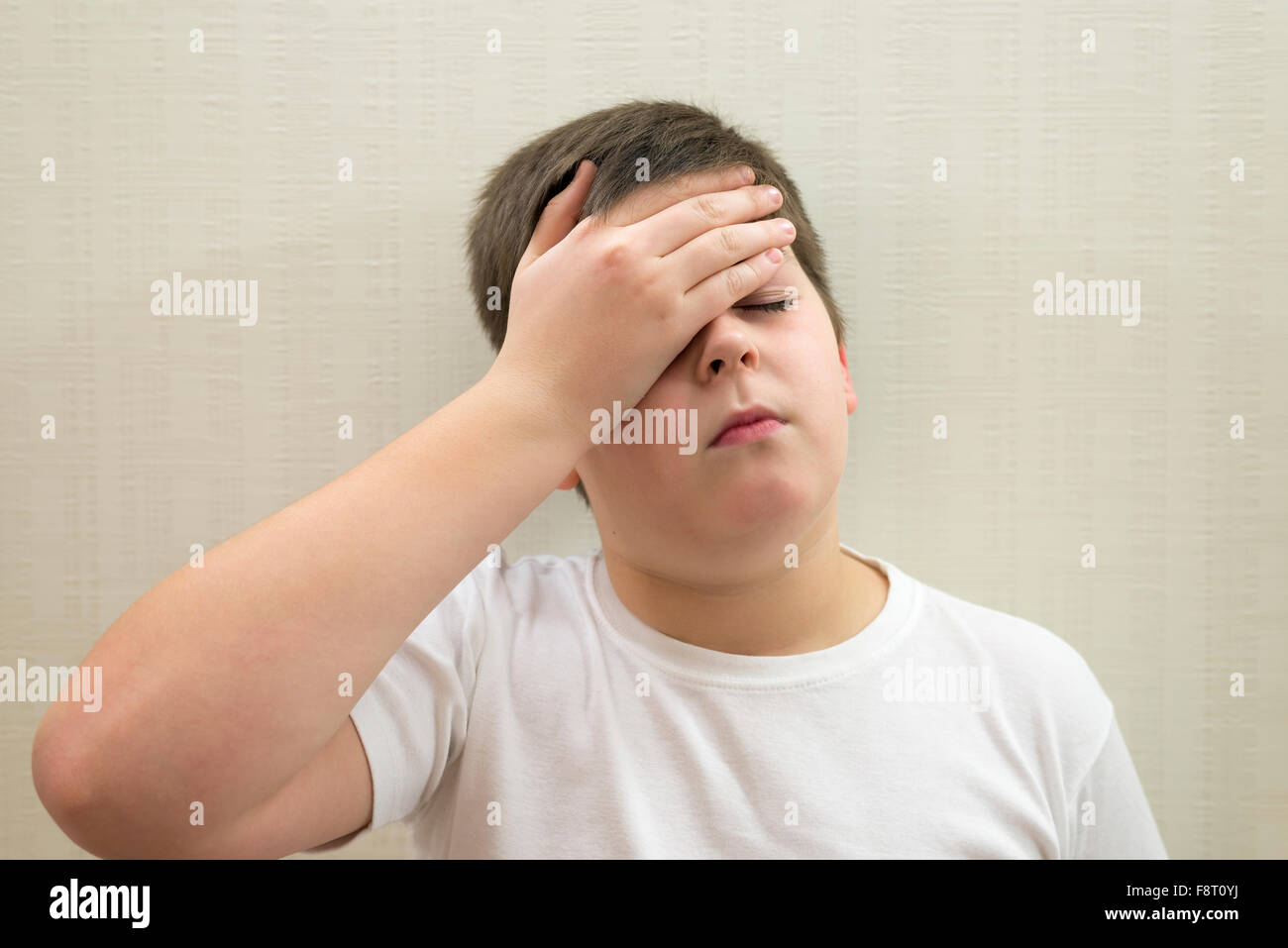 Ritratto di ragazzo adolescente con un mal di testa Foto Stock