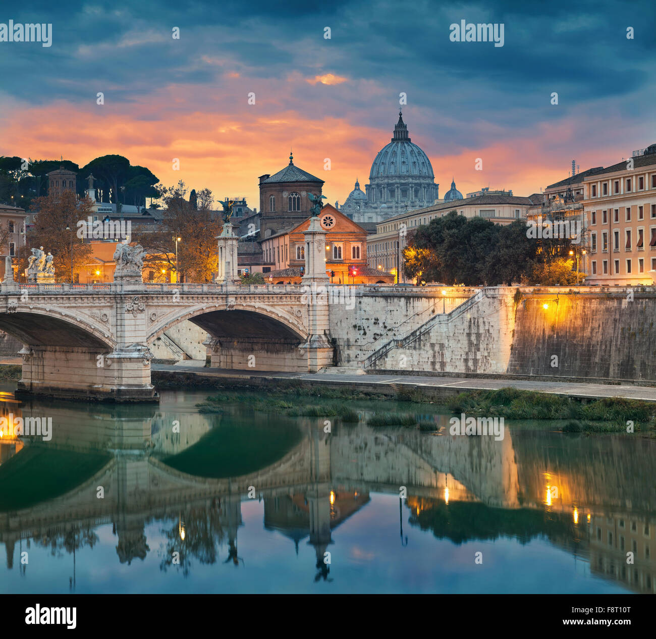 Roma. Vista di Vittorio Emanuele il ponte e la Basilica di San Pietro in Roma, Italia durante il tramonto. Foto Stock