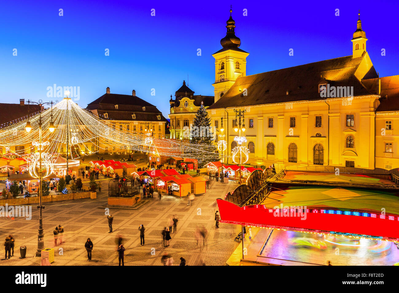 Sibiu, in Transilvania. La Romania. Mercatino di Natale in Piazza Grande, la città medievale di Sibiu. Foto Stock