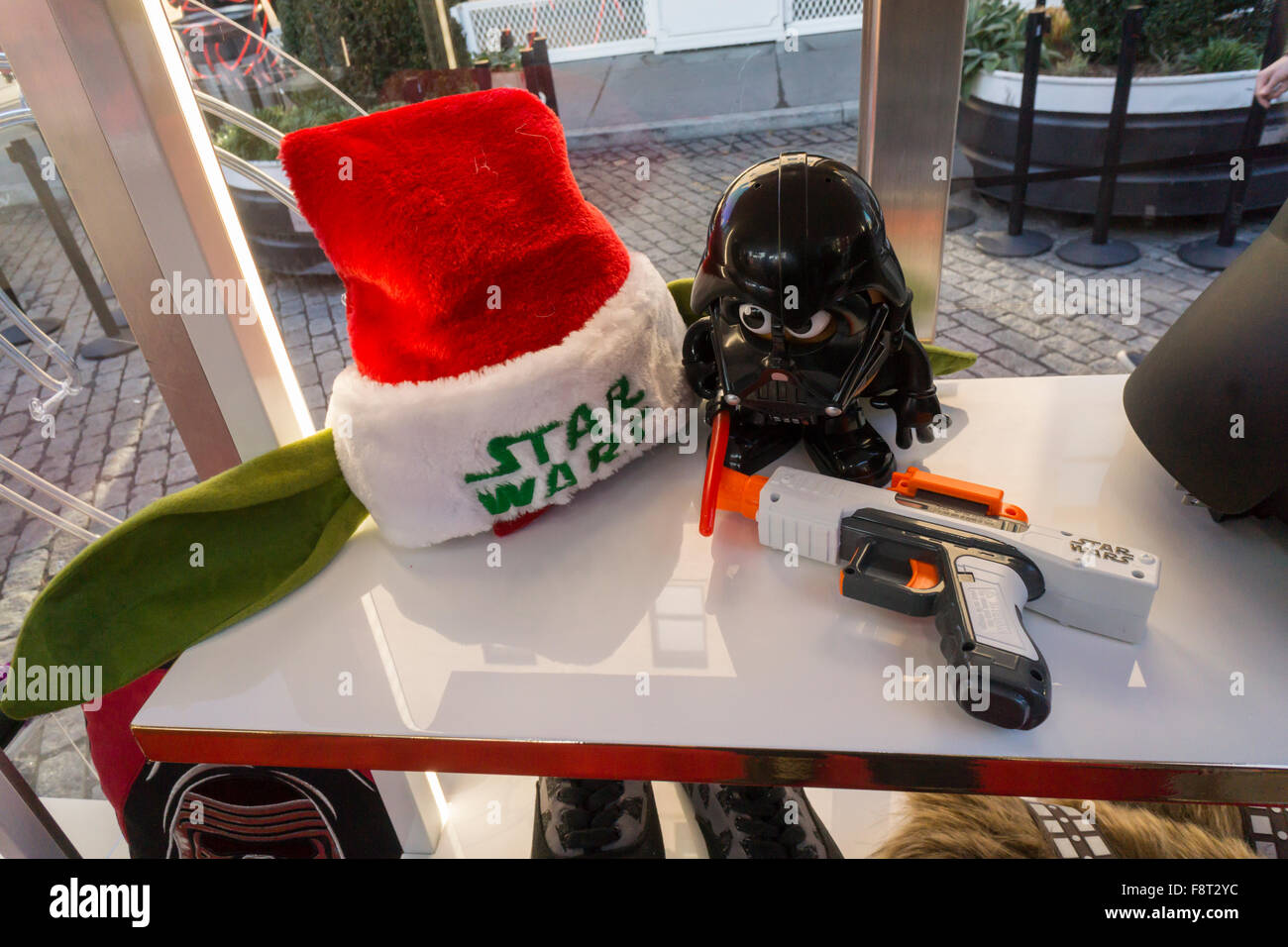 Star Wars concessi in licenza nel materiale promozionale il Kohl's department store pop-up trailer nel Meatpacking District di New York sabato 5 dicembre 2015. Kohl ha recentemente segnalato le vendite e i guadagni che sormontato degli analisti aspettative ribadendo che la loro reinvenzione sta guadagnando trazione. Kohl ha uno store in New York City, nel Queens. (© Richard B. Levine) Foto Stock