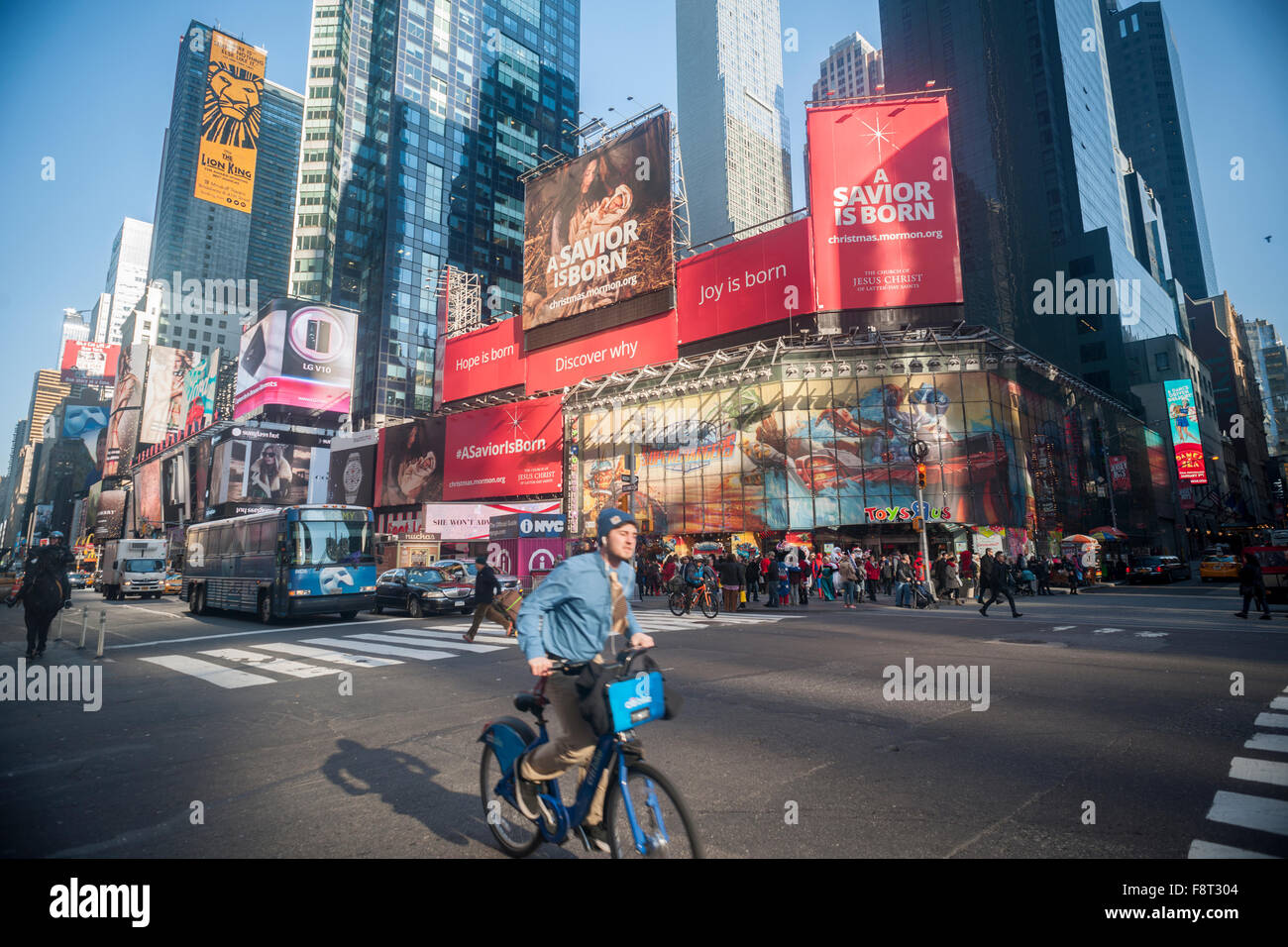 I cartelloni per la Chiesa di Gesù Cristo dei Santi degli Ultimi Giorni (mormoni) sono visibili in Times Square a New York il Venerdì, 4 dicembre 2015. Foto Stock