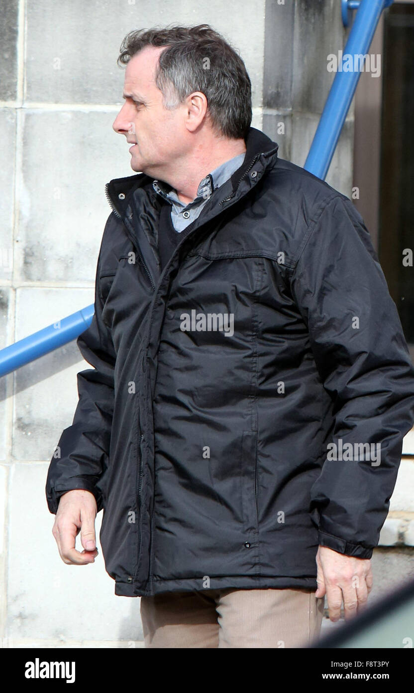 Portsmouth, Hampshire, venerdì 11 dicembre 2015 un camionista che ha causato la morte atroce di Southampton padre-di-due sulla M27 è stato incarcerato oggi Richard Bingham, 53, del Tamigi vicino, Warminster, Wiltshire è stato incarcerato a Portsmouth Crown Court oggi dopo aver ammesso a morte da disattento la guida. Il suo onore giudice Hetherington condannato Bingham a quindici mesi di carcere questo è stato ridotto a 10 mesi a causa della sua supplica colpevole prima di Portsmouth Crown Court. Bingham è stato vietato anche da guida per tre anni. Il divieto avrà inizio a partire dal momento in cui egli è liberato dal carcere. Nel marzo di quest Foto Stock