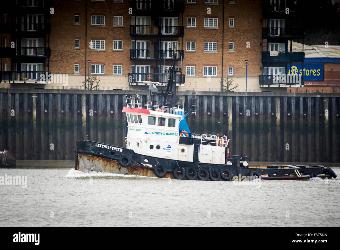 Il rimorchiatore Sea Challenger downriver cuoce a vapore sul Fiume Tamigi. Foto Stock