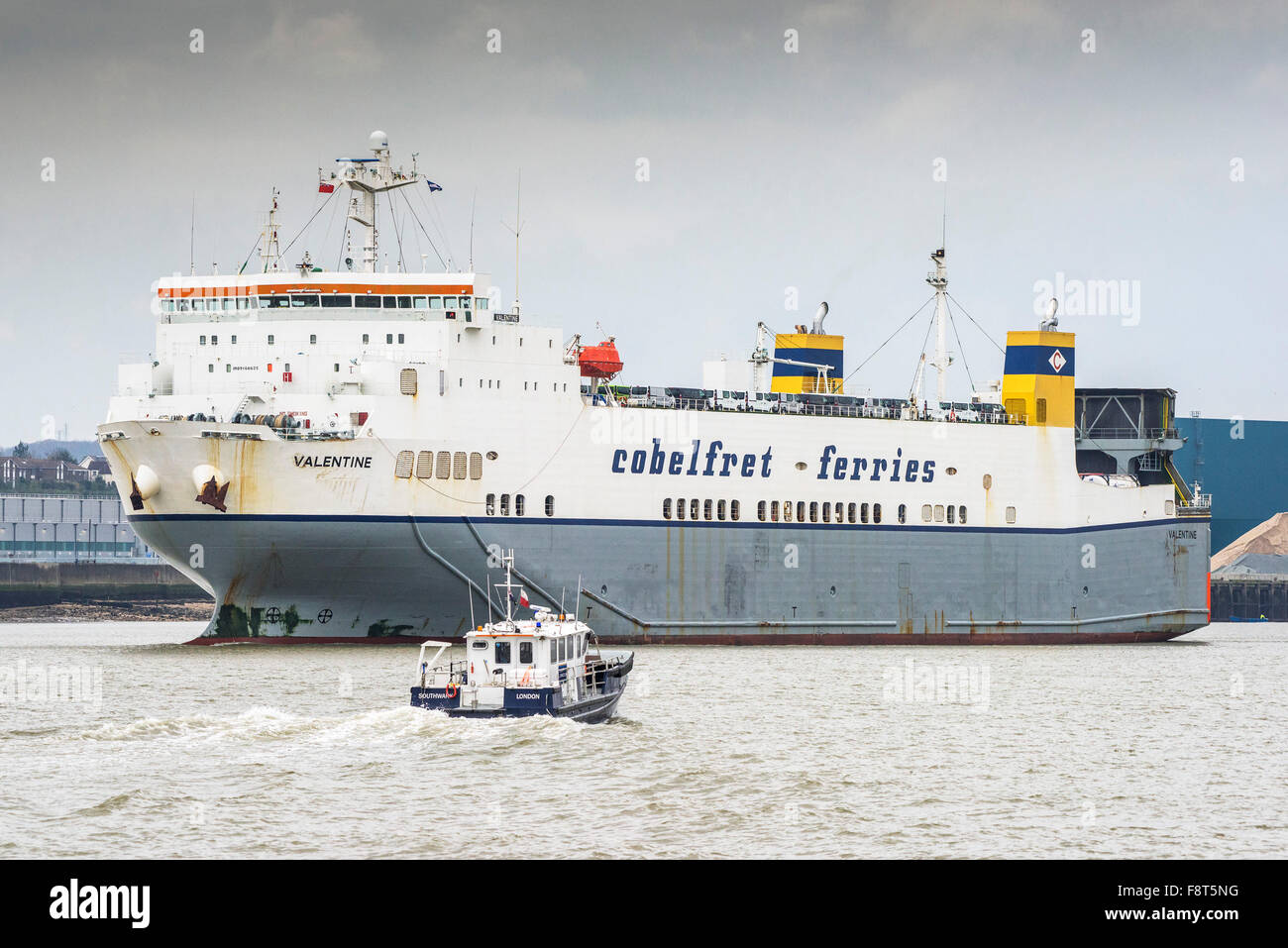 Il London Port Authority, Southwark vapori appena passato il traghetto Cobelfret, Valentino come ella downriver cuoce a vapore sul Fiume Tamigi. Foto Stock