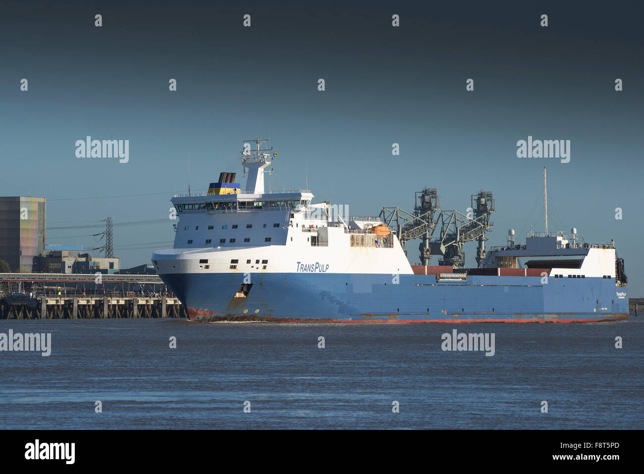 La roll on-roll off nave cargo Transpulp passa Tilbury B stazione di potenza come lei cuoce a vapore più a monte lungo il fiume Tamigi. Foto Stock